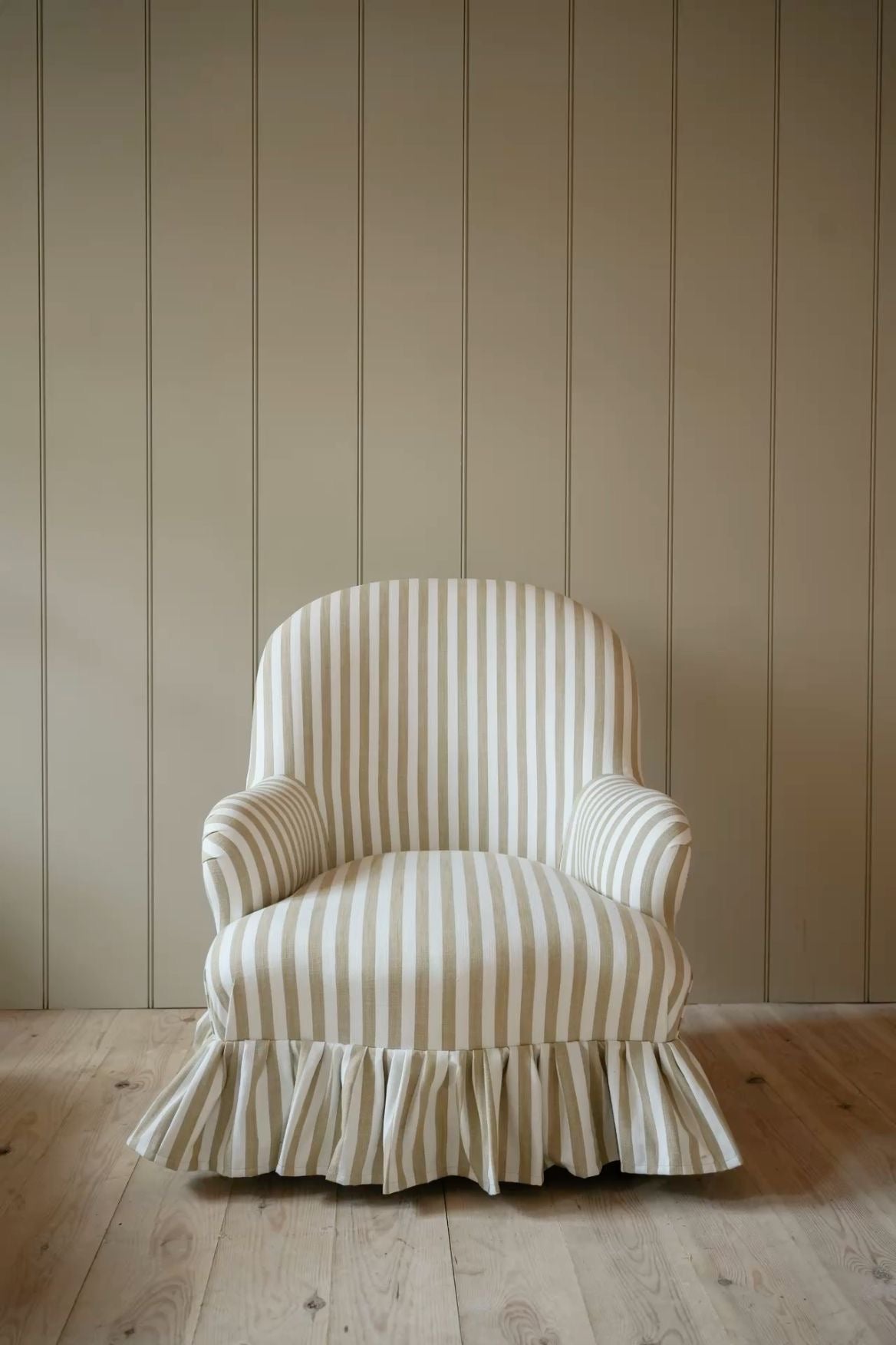 كرسي ذراع مفرد (Armchair) مخطط باللونين البيج والأبيض، بتصميم كلاسيكي ريفي مع تنورة مكشكشة - أثاث فاخر لغرف المعيشة والنوم وزوايا القراءة